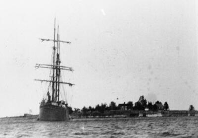 Segelfartyg med Ingaskär i bakgrunden